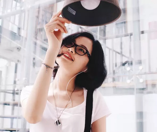 當(dāng)然，怎么能少的了美女出鏡？