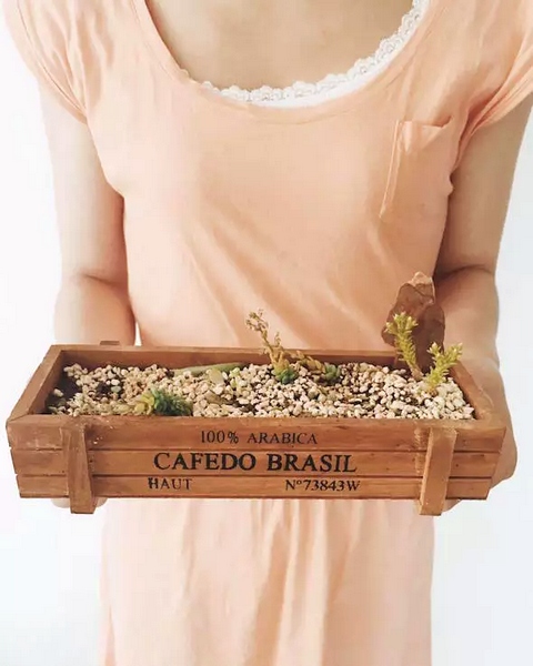 我們同時(shí)也在撫摸著希望，從中了解鄭州的生命張力。