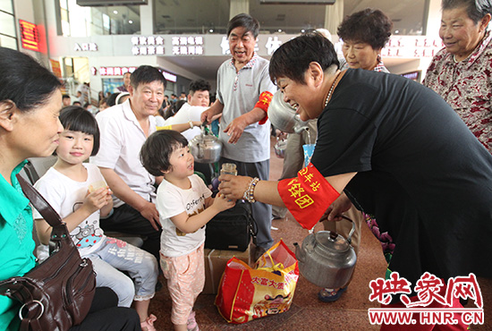 老年雷鋒團(tuán)”志愿者在候車廳為旅客送水。