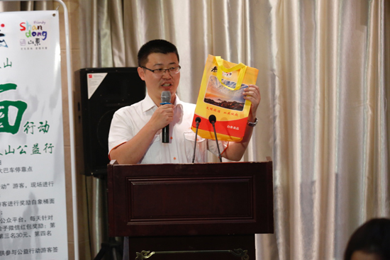 白象食品山東公司張亮現(xiàn)場(chǎng)展示環(huán)保袋