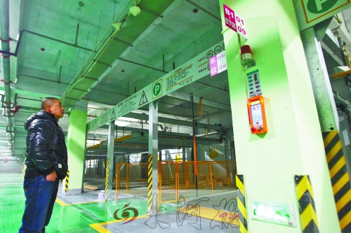 翰林世家小區(qū)的地下車庫，一層改造成兩層，可多停放50輛車。