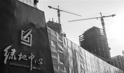 　　萬科、碧桂園、綠地等房企1月業(yè)績沖高。圖為綠地旗下的“天價”樓盤綠地中心。 新華社記者 張宇 攝