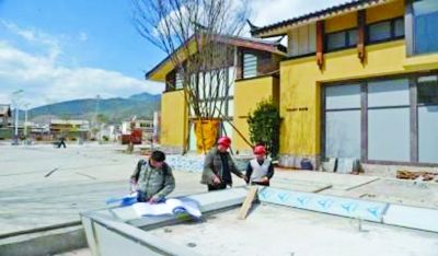 　　別墅工地，工人正在施工。