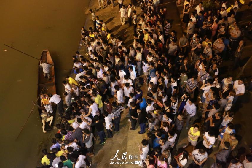 6月4日晚，湖南省婁底市二大橋跳河自殺的女子遺體被打撈上來。