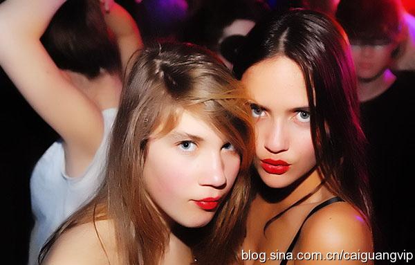 倫敦夜店美眉愛?？?圖)