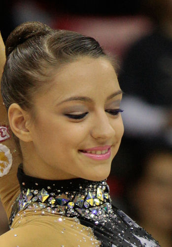 卡納耶娃，那一低頭的溫柔