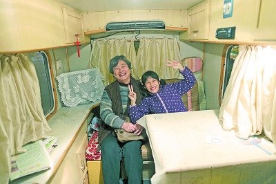  天黑了，外面風雨交加而董怡汶坐在溫暖的房車里。