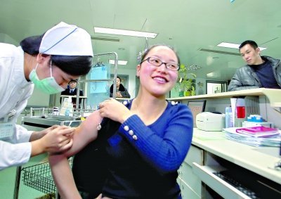 昨日，向雪敏在同濟(jì)醫(yī)院血液科病房打動員劑，丈夫陳武右在身后注視著妻子 記者傅克強(qiáng)