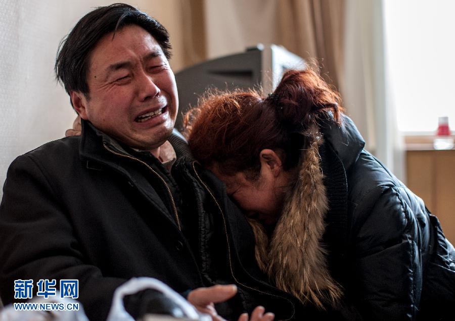 2月5日，遇難大學(xué)生郭培（化名）的父母抱頭痛哭。