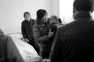 　　2月28日，薛集鎮(zhèn)秦集衛(wèi)生院一房間內(nèi)，親屬在勸哭泣的遇難者張晴的母親。