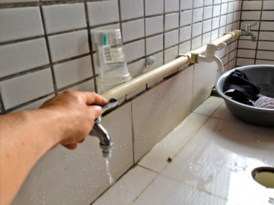 宿舍沒水學(xué)生接雨水洗澡？學(xué)校稱是學(xué)生惡作劇