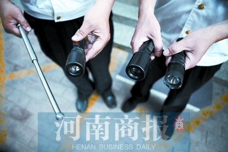 鄭州8名小學(xué)生持警棍、電擊槍街頭“火拼”