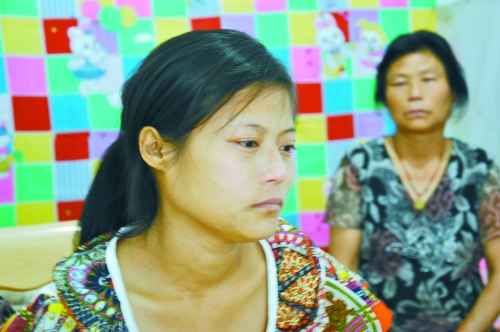 王學(xué)鳳望著女兒，一言不發(fā)