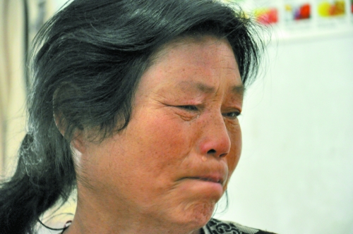 談及女兒的病情，王學(xué)鳳不禁哭了出來