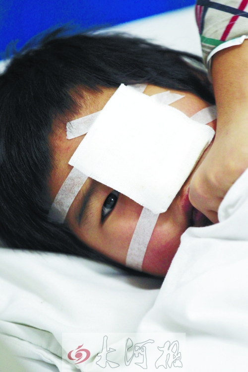 躺在病床上的小董，左眼痊愈的可能性不大