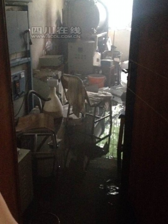 2日上午9時許，成都理工大學(xué)測試樓內(nèi)一實驗室起火，造成一人輕傷，目前明火已滅