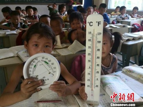 6月3日，下午四點，昆明市東川區(qū)因民鎮(zhèn)中心學(xué)校一年級教室溫度達(dá)到44℃