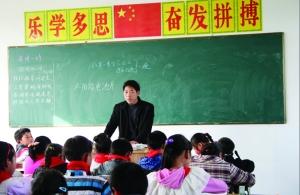 張從友先把妻子帶到學校，然后會準時為學生們上課