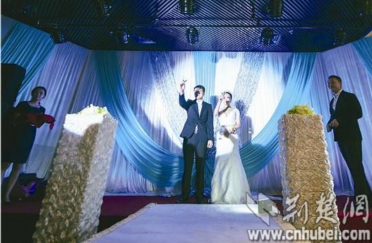 經(jīng)過執(zhí)著追求和3年戀愛，昨日，25歲的武漢小伙張巖終于娶回黑龍江姑娘張巖