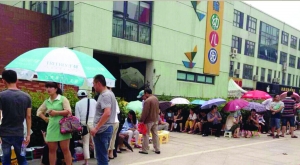 金壇市實(shí)驗(yàn)幼兒園門(mén)前，家長(zhǎng)在排隊(duì)