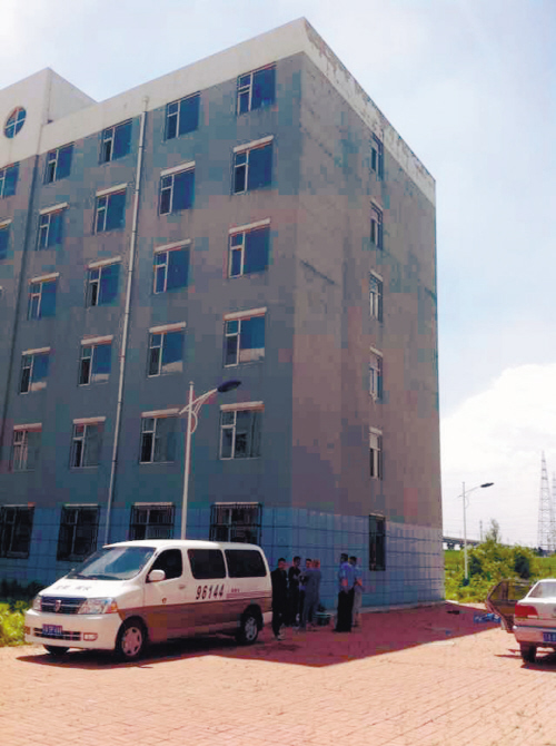 現(xiàn)場(chǎng)被警方封鎖，圈內(nèi)為死者遺體位置