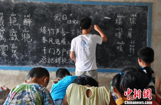 天津大學(xué)學(xué)子在蘭考支教的課堂上 天津大學(xué)學(xué)子在蘭考支教的課堂上