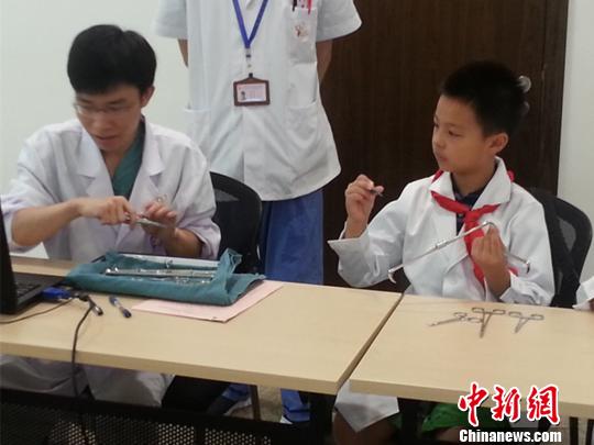 兒童暑期“職業(yè)體驗” 醫(yī)生、警察職業(yè)受熱捧