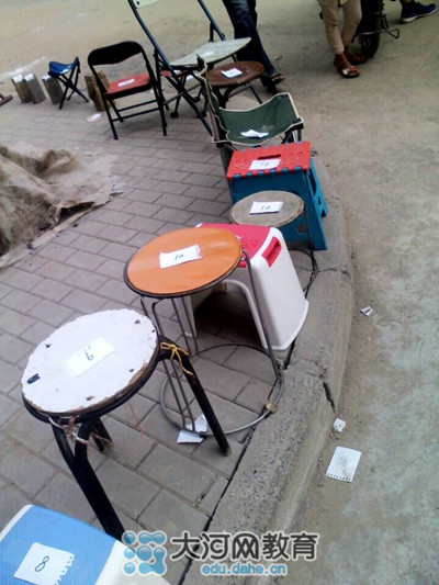 17號中午，鄭州市金水區(qū)實驗小學(xué)就已經(jīng)開始出現(xiàn)排隊等待報名的長龍了！