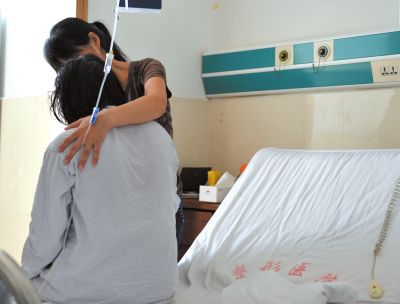 由于前天進行了面部修復(fù)手術(shù)，俞燕身體不適，父母24小時陪在她的身邊