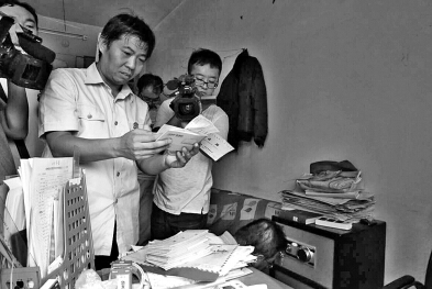 法官查扣了學(xué)校的收費單