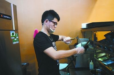 張?zhí)煲辉诘陜?nèi)烹制米粉 張?zhí)煲辉诘陜?nèi)烹制米粉