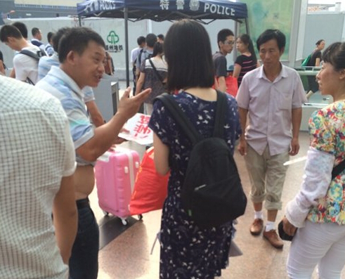 女大學生一出站，黑車的拉客仔就圍上招攬