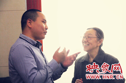 映象教育總監(jiān)班朝陽與周恩來侄女周秉宜、中央警衛(wèi)局原副局長(zhǎng)、少將高振普親切交談