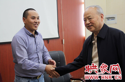 映象教育總監(jiān)班朝陽與周恩來侄女周秉宜、中央警衛(wèi)局原副局長(zhǎng)、少將高振普親切交談