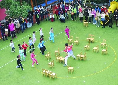 男老師帶著孩子們做游戲。