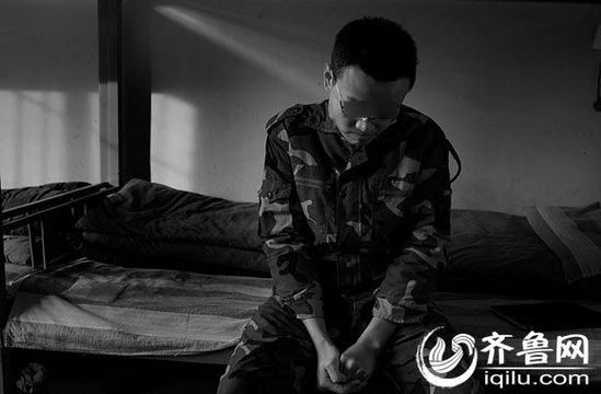 　因癡迷于賭博，研究生方光被學(xué)校開(kāi)除。方光在濟(jì)南一戒網(wǎng)學(xué)校接受教育