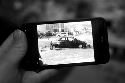 　　路人拍下的該車自燃情景。