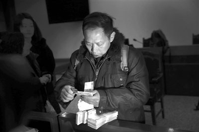 　昨日，從四川老家趕來的藍田忠，從房山法院執(zhí)行法官手里領到了自己的賠償款。他和15名工友在房山一煤礦