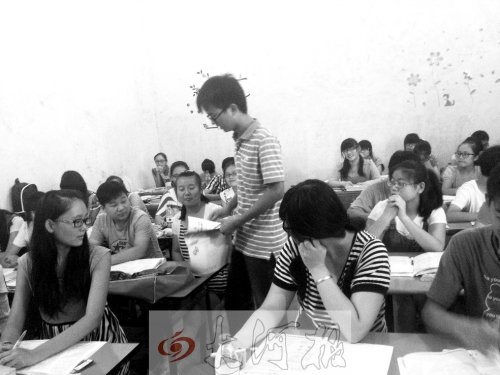 補(bǔ)習(xí)課上，馮昊怡不像老師，更像是學(xué)生們的同學(xué)。