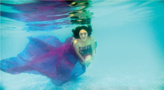 從水下拍的攝影作品充滿夢(mèng)幻效果，王笑笑如同藍(lán)色大海中的“美人魚(yú)”
