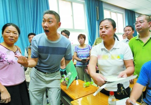小升初“復(fù)議”現(xiàn)場，一些孩子被分得“遠(yuǎn)”的家長討說法