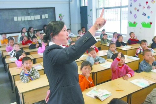 不到上小學(xué)年齡的孩子，只得在幼兒園復(fù)讀或者上“幼小銜接班”