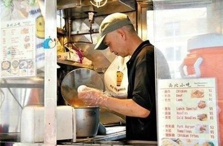 紐約哥大門(mén)口，顧客排長(zhǎng)隊(duì)買(mǎi)他的肉夾饃