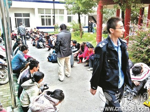 派出所院子里，擠滿了被解救的傳銷人員