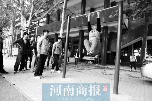 引體向上，難住不少同學(xué)