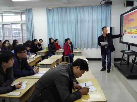 劉永力書記主講，全體黨員和教師參會聆聽