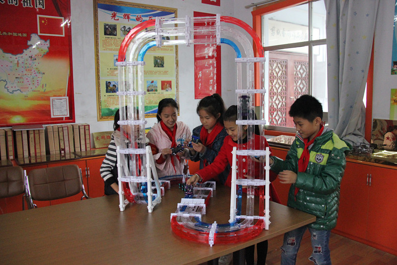 進行四驅(qū)車比賽訓(xùn)練