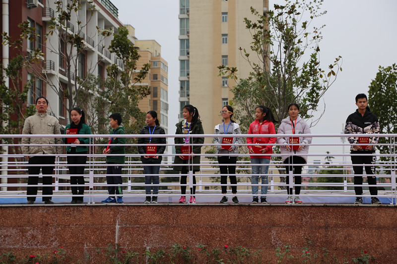 工會主席李玉和（左一）為美術(shù)繪畫組學(xué)生頒發(fā)證書