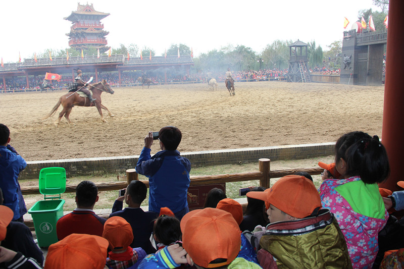 孩子們觀看岳飛槍?xiě)?zhàn)小梁王演出