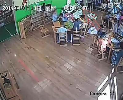 幼兒園監(jiān)控畫面顯示，小健曾被推搡、拉扯（紅箭頭處）